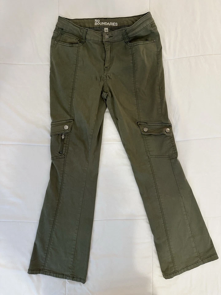 Pantalones cargo No Boundaries verde oliva | Talla 8 | Nuevos sin etiquetas (NUEVOS SIN ETIQUETAS)  Foto 2 de 4