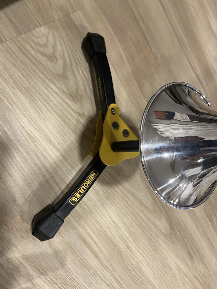 邦迪小号设计 Vincent Bach Selmer Company 带硬质保护壳 — 第 4/4 张图片