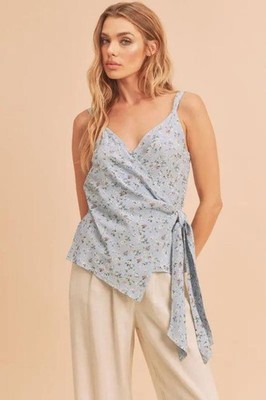Shorts Trendsi Aemi + Co Ditsy Floral Cami Top Light Blue Small