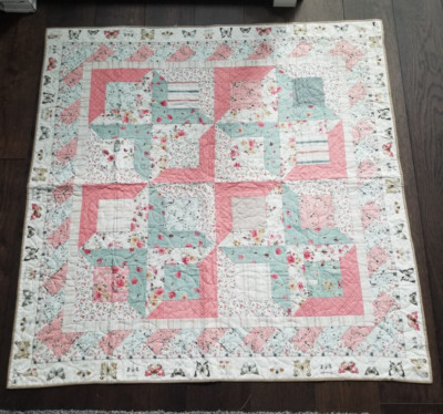 Queen Bee square quilt