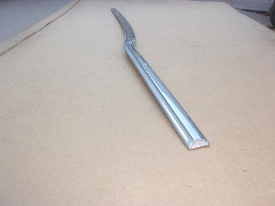 Pontiac 1957 57 sedán de 4 puertas vagón nuevo de Lote Antiguo GM puerta trasera derecha moldura superior 4711506 Foto 2 de 3