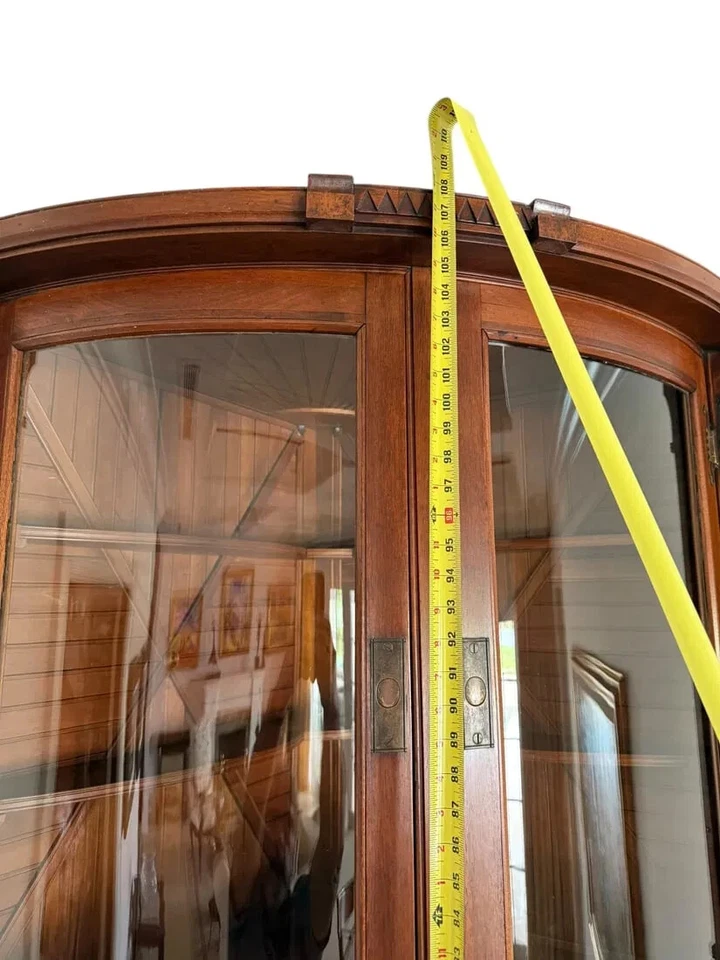 Antiguo armario esquinero de caza renacentista con tapa de mármol de nogal tallado peces y pájaros Foto 3 de 4