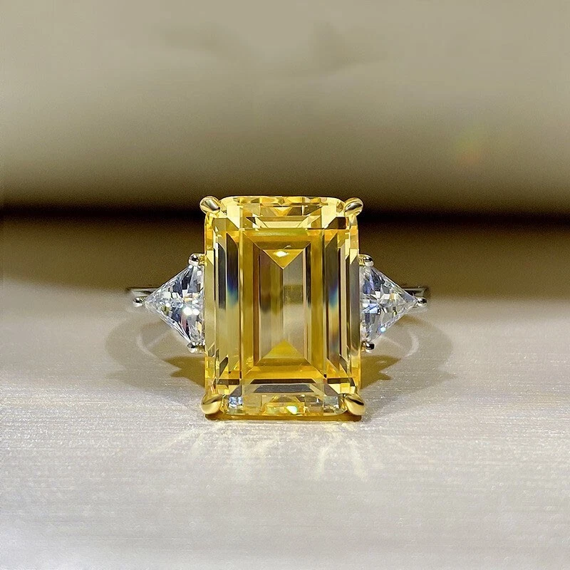 Anillo de esmeralda cultivada en laboratorio de 10 quilates con corte cojín de diamantes cultivados en laboratorio Vermeil de oro de 18 quilates, elegante Foto 3 de 4