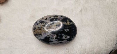 Indigo Gabbro Kristall natürliches raues Exemplar 5,5 cm grau gesprenkelt