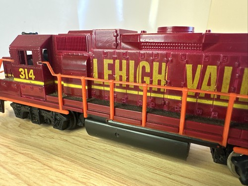 LIFE-LIKE HO SCALE LEHIGH VALLEY 314 NON RUNNING DIESEL WITH OPERATING HEADLIGHT - Picture 3 of 17