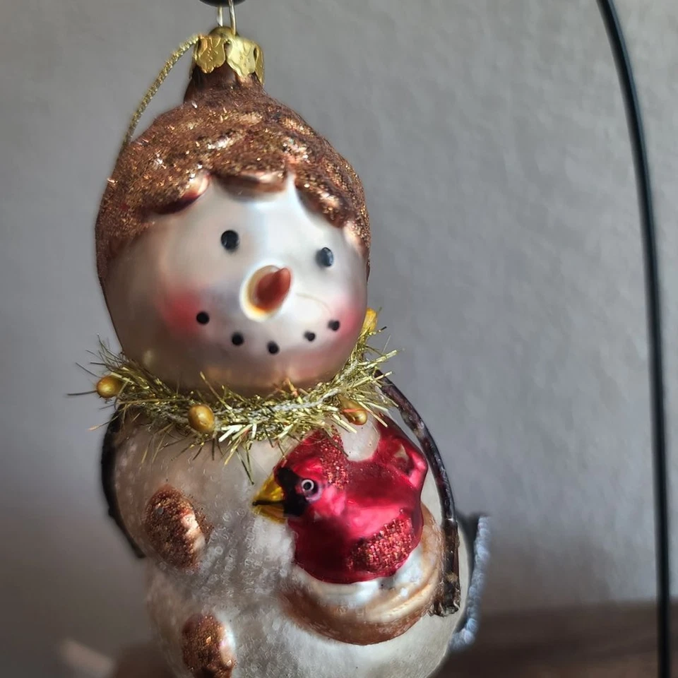 Colección Katherine Patinaje Muñeco de Nieve Ornamento Llevando un Cardenal Rojo en Nido Foto 3 de 4