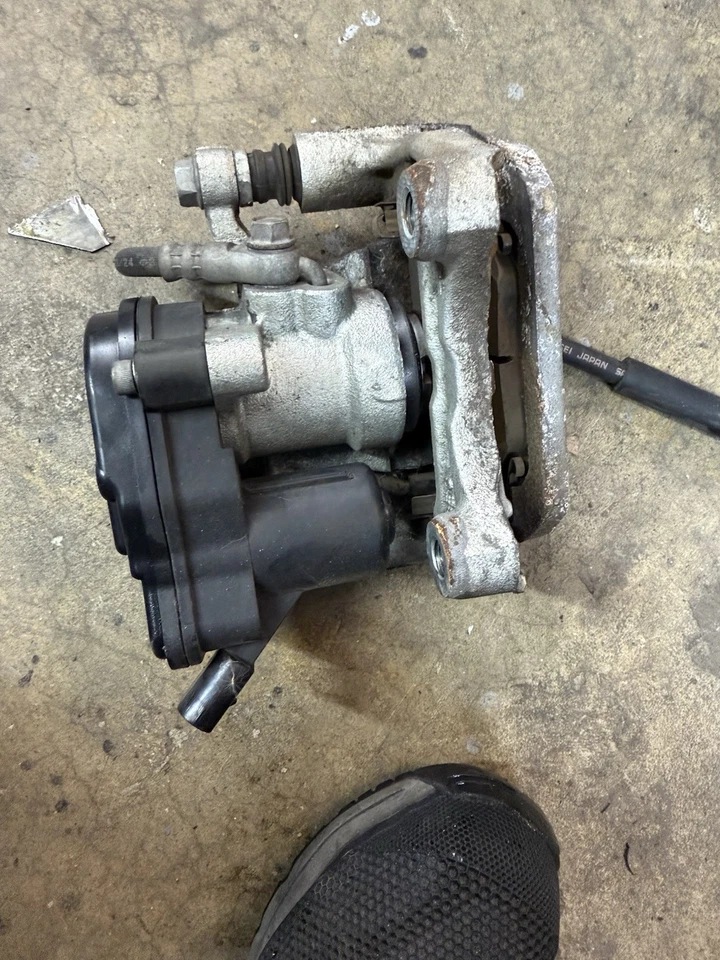 2016-2025 马自达 CX-5 AWD 后乘客右碟刹卡钳 8K 英里原始设备制造商 — 第 4/4 张图片