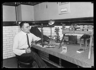 Photo:1900s Scientist at Work Laboratory Apparatus Physics Experiment Man