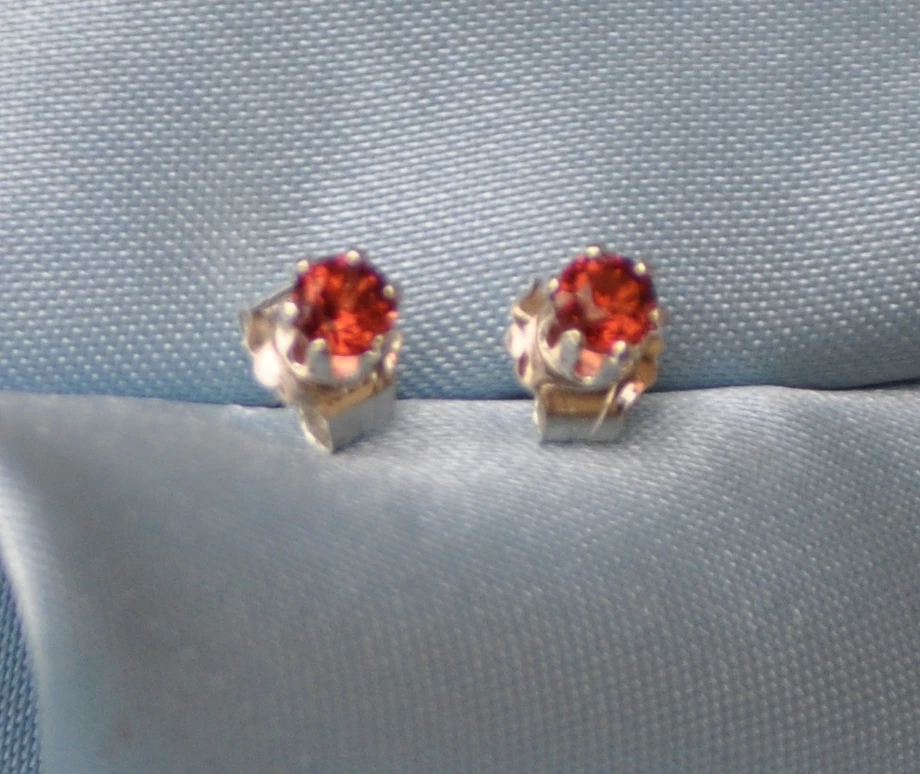 GRANATE MOZAMBIQUE ROJO INTENSO REDONDO PEQUEÑO 3 MM PLATA ESTERLINA .925 TACHUELAS  Foto 4 de 4