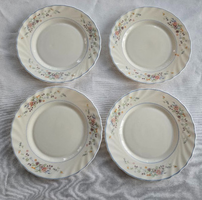 Arcopal Victoria 7 3/4'' SALAD PLATES France Glass Scalloped Edge Set of 4 EUC