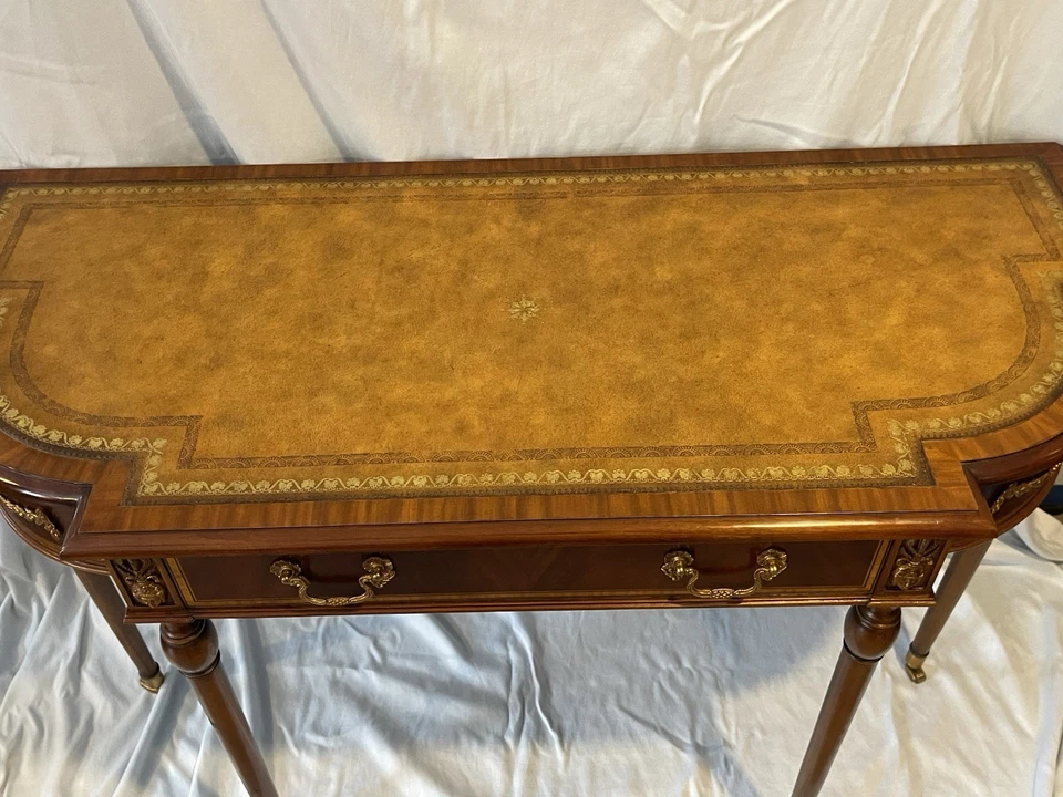 Consola Maitland Smith Luis XV con tapa de cuero y detalles de latón. Foto 2 de 4