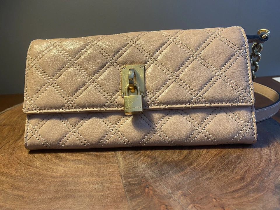 Bolso de mano Marc Jacobs acolchado cuero rosa nude con cadena Foto 3 de 4