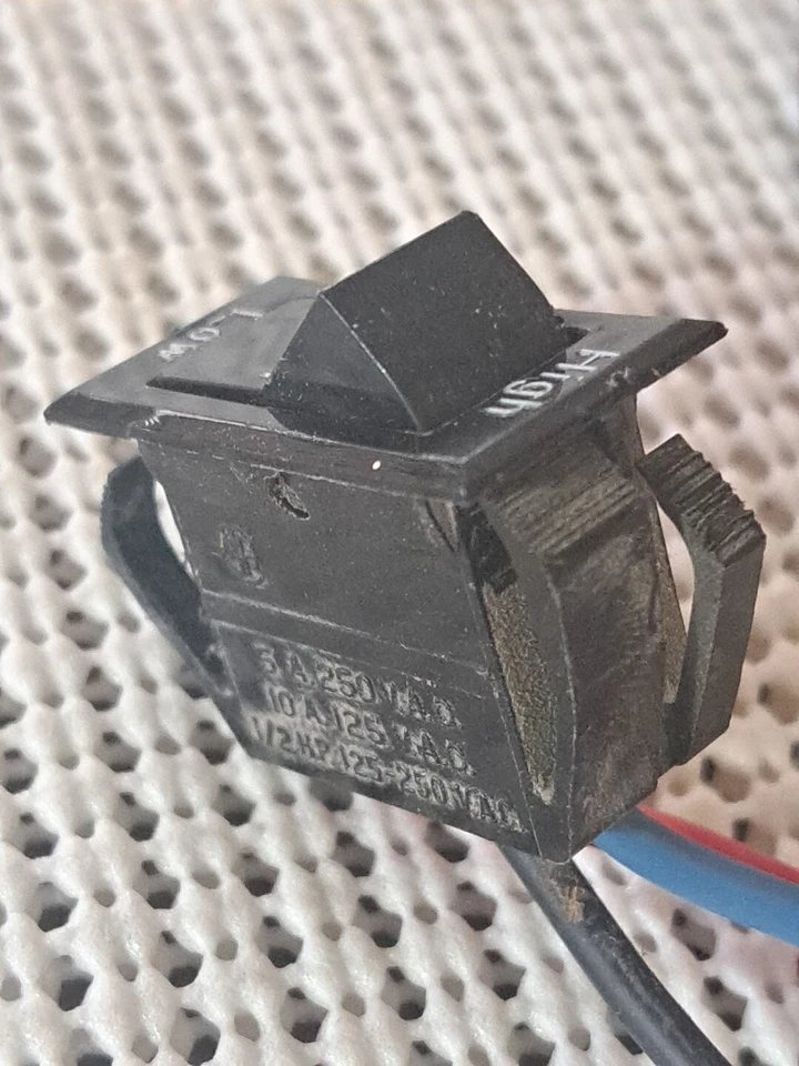 Interruptor de encendido/apagado para aspiradora Eureka Sanitaire, modelo S650.  Foto 4 de 4