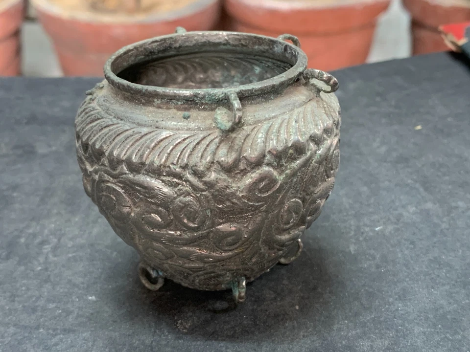 Antigua maceta grabada vintage hecha a mano con patrón floral de plata alemana con aros Foto 2 de 4