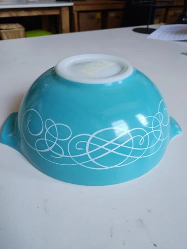 Pyrex Turquoise Scroll Promotional Bowl. 2.5 Qt. 443