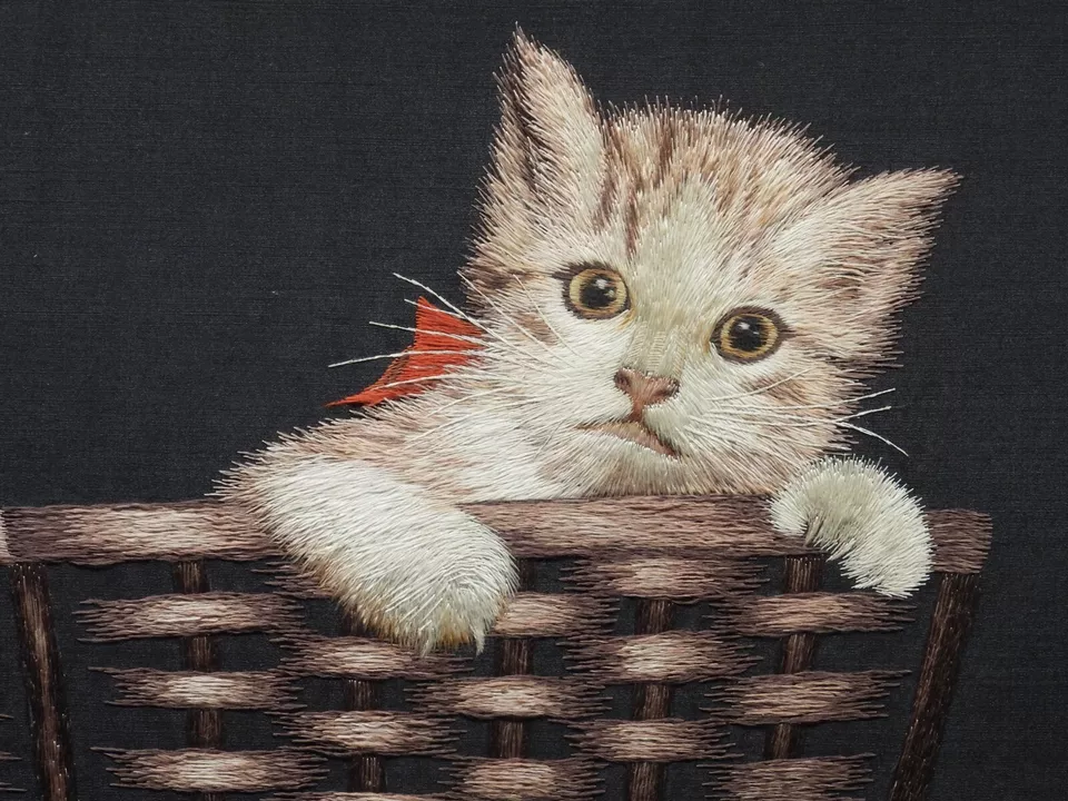 Bordado de seda japonés grande de gato gatito en canasta firmado enmarcado Foto 4 de 4