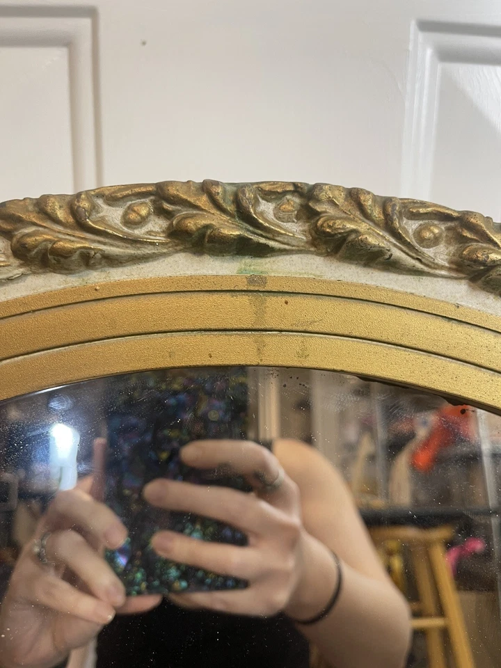 Antiguo botiquín de baño con espejo ovalado antiguo empotrado en la pared dorada ornamentada Foto 4 de 4