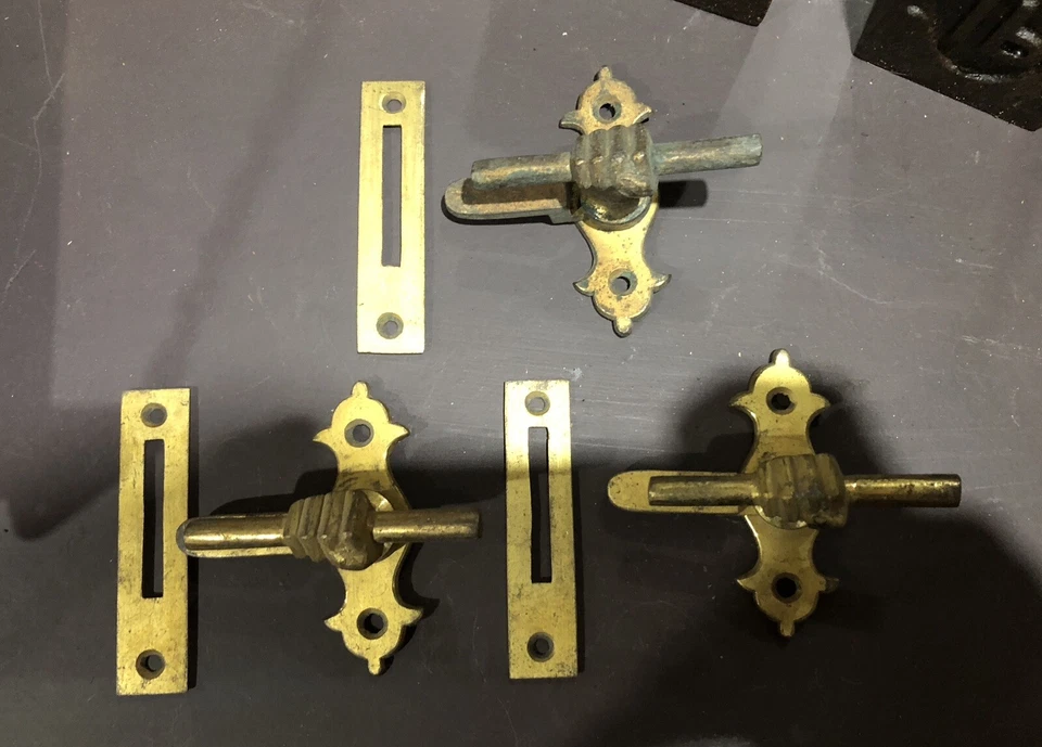 Juego de 3 capturas y guarda ventanas de latón victoriano originales de “puño” Foto 2 de 2