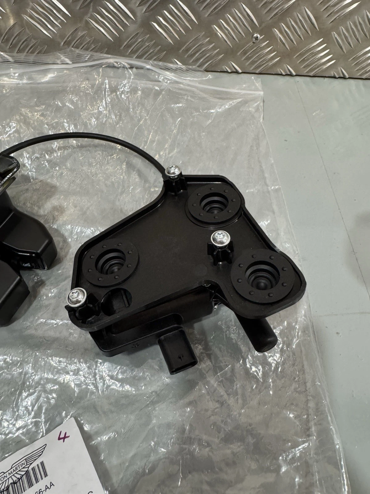 Aston Martin DBX 2020+ AM8 Tailgate Boot Power Lock MY83-F442A66-AA Brand New 6