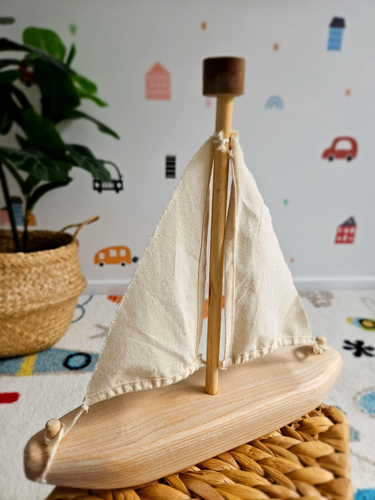 QToys USA EcoVoyager Recycled Tree Sailing boat - Picture 4 of 5