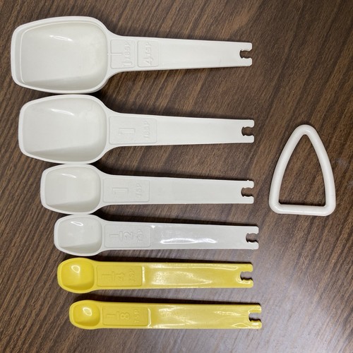 VTG TUPPERWARE Mixed White/Yellow Color Measuring Spoon Set Of 6 Spoons + D Ring - Picture 2 of 8