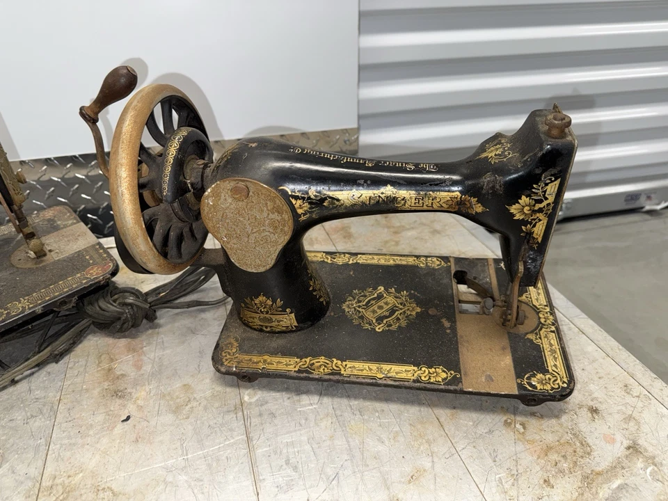 Máquinas de coser vintage Singer manivela manual y desplazamiento eléctrico ilustraciones recogida en Nueva Jersey Foto 3 de 4