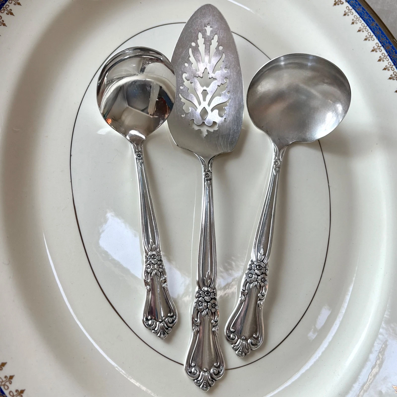 Vintage Oneida Valley Rose Silverplate 3 Pc Serving Set Gravy & Sauce Ladles