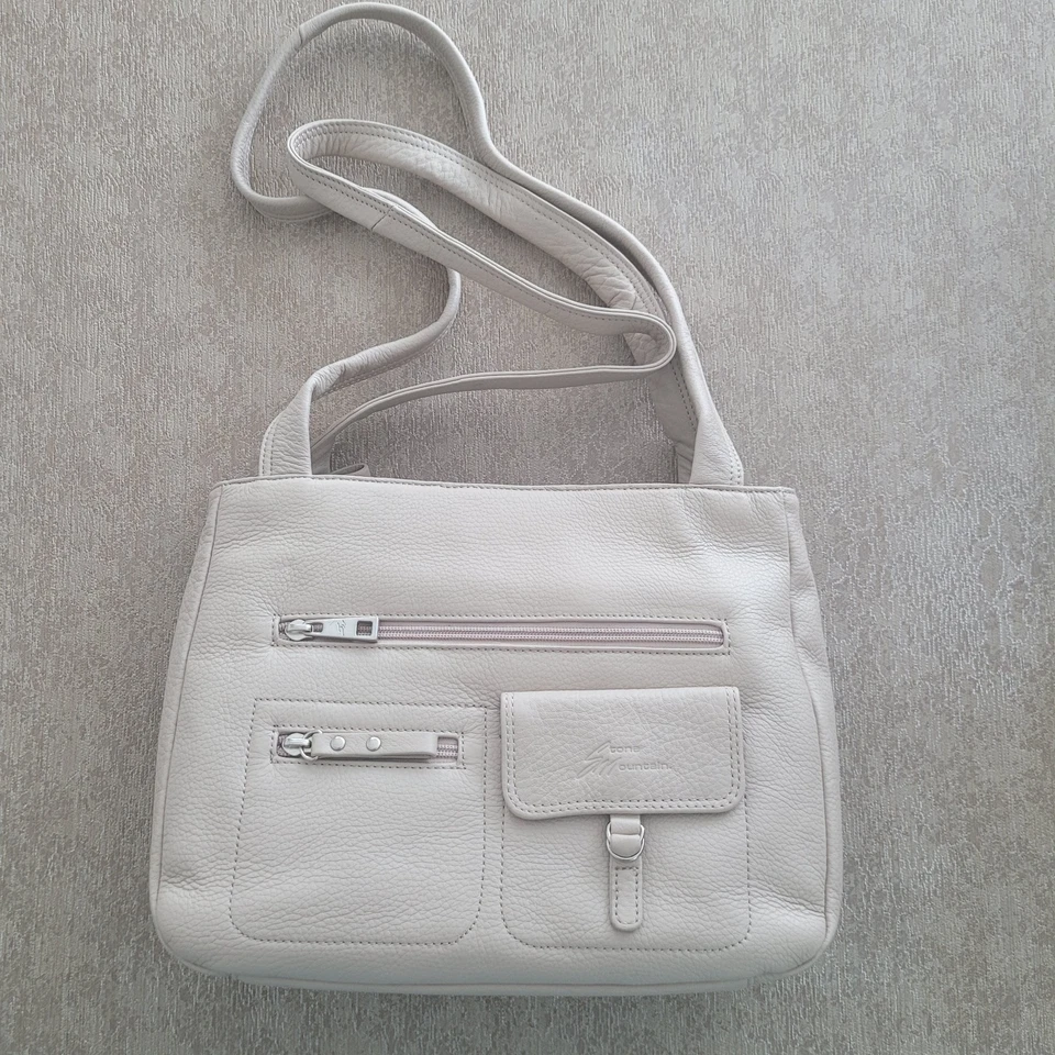 Nueva Cartera de Cuero Stone Mountain Beige Claro Utilidad III Bolsillos Precio de venta sugerido por el fabricante 130 USD Foto 2 de 4