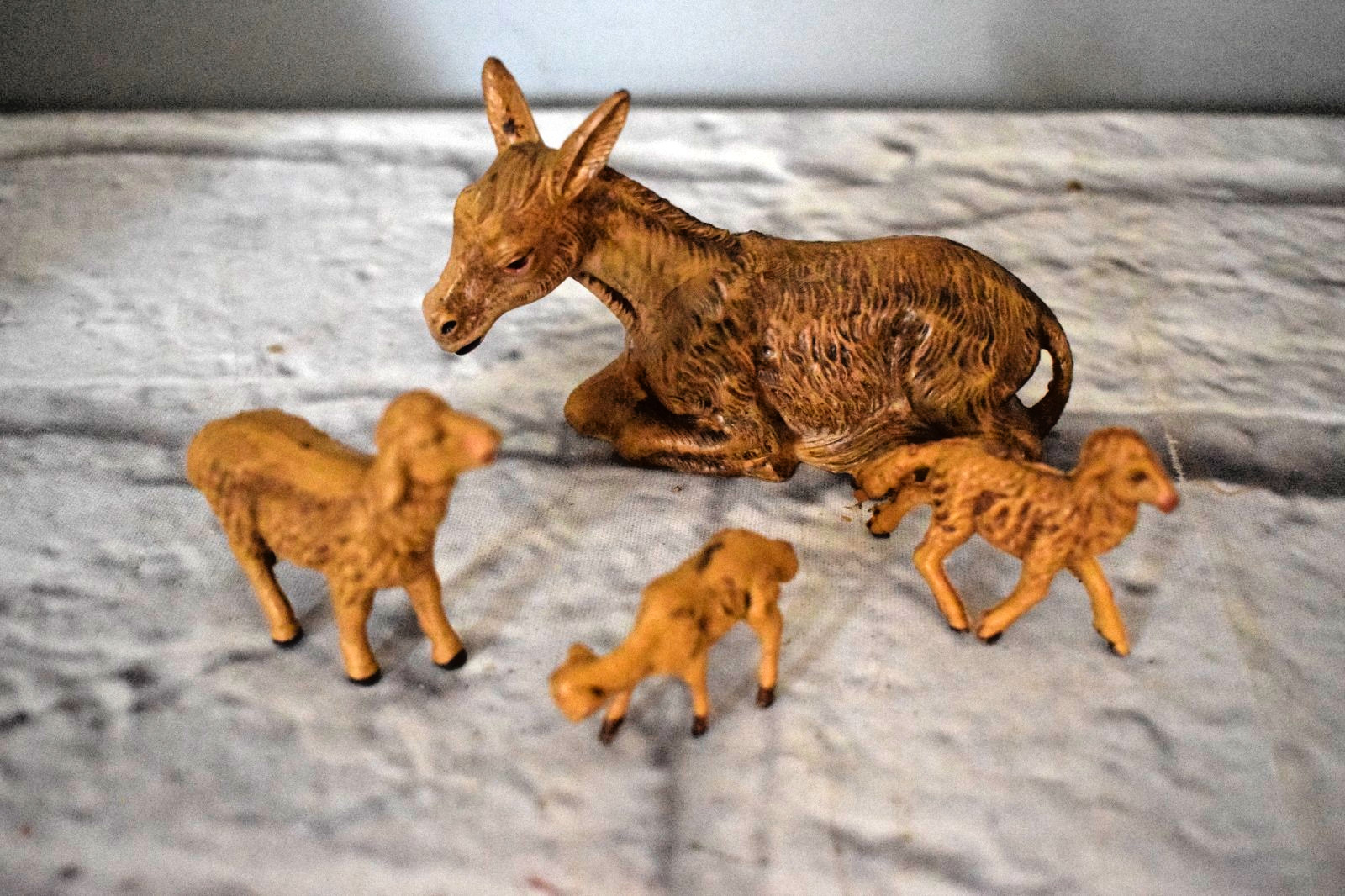 Musical Manger w/ 10 Resin Nativity Figures – Marked Italy – Missing 1 Wise Man