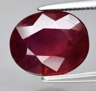 Roter Rubin aus Mosambik oval 3,92 Karat 9,7x7,8 mm