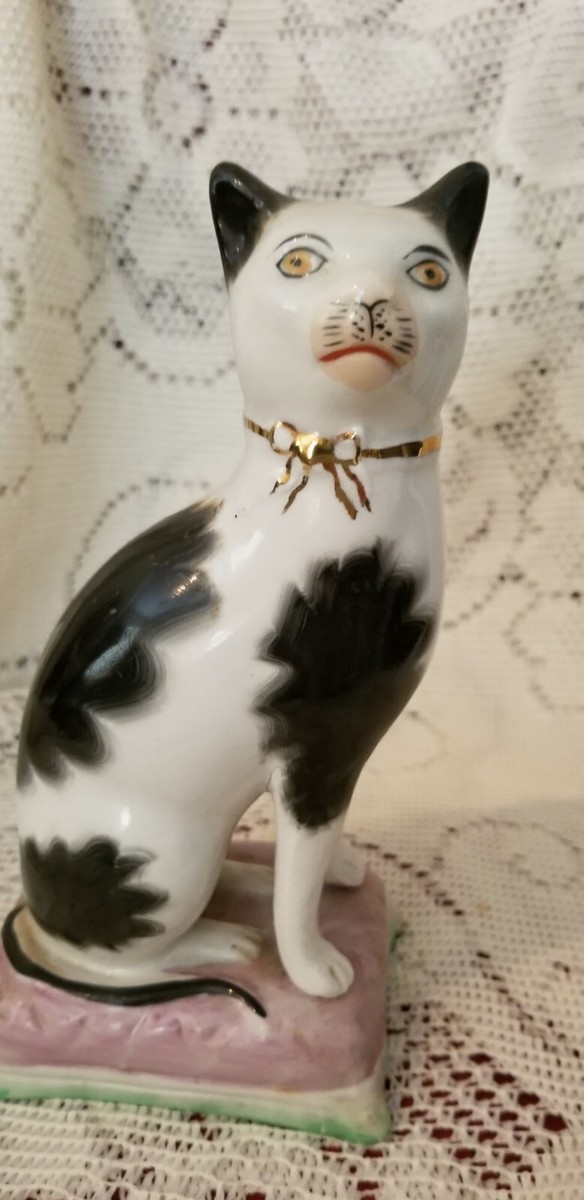 アンティーク雑貨 ANTIQUE STAFFORDSHIRE POTTERY SEATED CAT ANTIQUE STAFFORDSHIRE POTTERY SEATED CAT ON PILLOW FIGURE FIGURINE