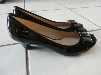 naturalizer black patent pumps