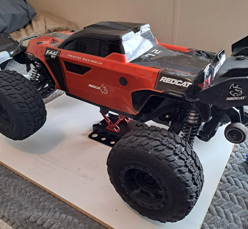 Redcat Kaiju EXT 6S, 2 Bodies, 2 Batteries, Extra Parts - Image 2 of 4