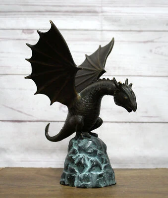 Figura de bronce dragón sobre rocas gárgola figura de jardín decoración de estanque