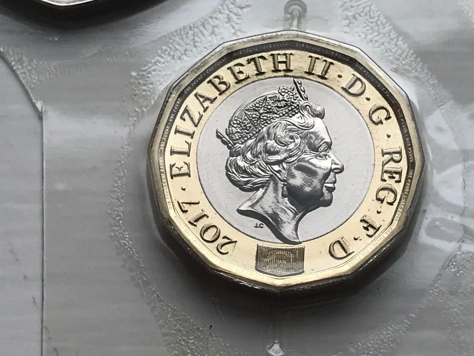 Simply Coins~ 2017 ONE 1 POUND COIN BRILLIANT UNCIRCULATED BU - Image 2 of 2