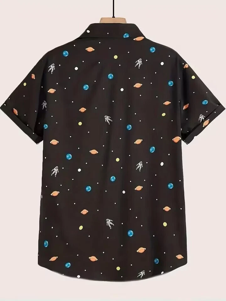 Camisa informal negra con botones de manga corta con estampado de galaxia de astronauta Foto 2 de 3