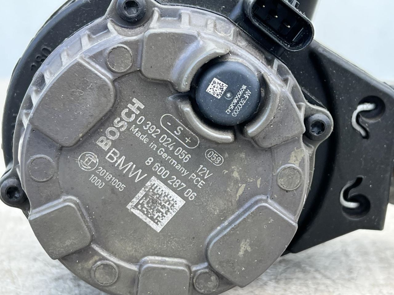 BMW i8 2014-2020 Water pump with housing