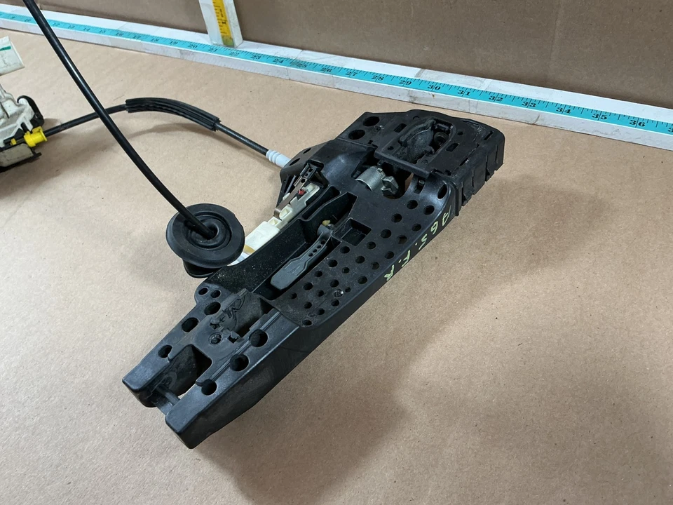 Motor atuador de trava de porta dianteira direita Audi S5 2008 - 2012 8J1837016B fabricante de equipamento original - Imagem 2 de 4