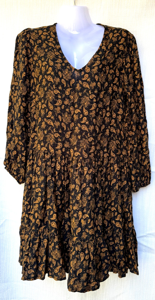 &Me Size 8 Dress Black Gold Paisley V Neck Tiered Smock Boho Shift Mini Viscose