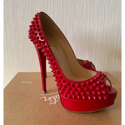 Escarpins à plateforme cloutés Christian Louboutin rouge breveté 23 cm... - Photo 1/4