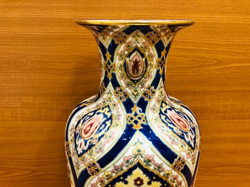 Jarrón ZSOLNAY HÚNGARO porcelana fina 16,5 pulgadas de alto patrón oriental, signo maestro. - Imagen 5 de 14