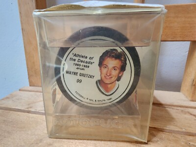 1990 Wayne Gretzky Athlete Of The Decade Photo Puck Sealed