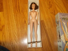Vintage 1962 No. 860 Brunette Midge Barbie w Pedestal Box Excellent Condition