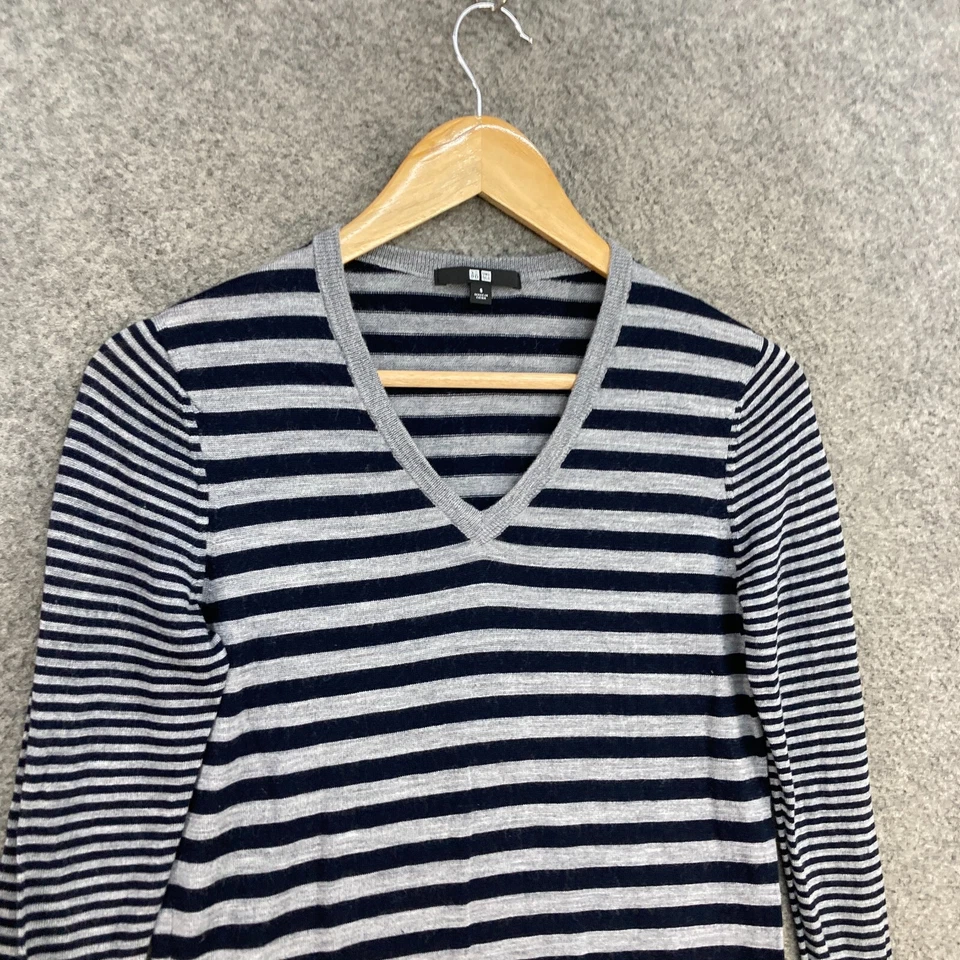 Jersey Uniqlo Mujer Talla S Pequeño Gris Azul Rayas Tejido Lana Cuello en V 52620 Foto 2 de 4