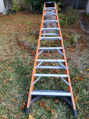 #ad Husky 10 ft Free Standing Ladder Model 01 41000 00 300 Pounds $189.00
