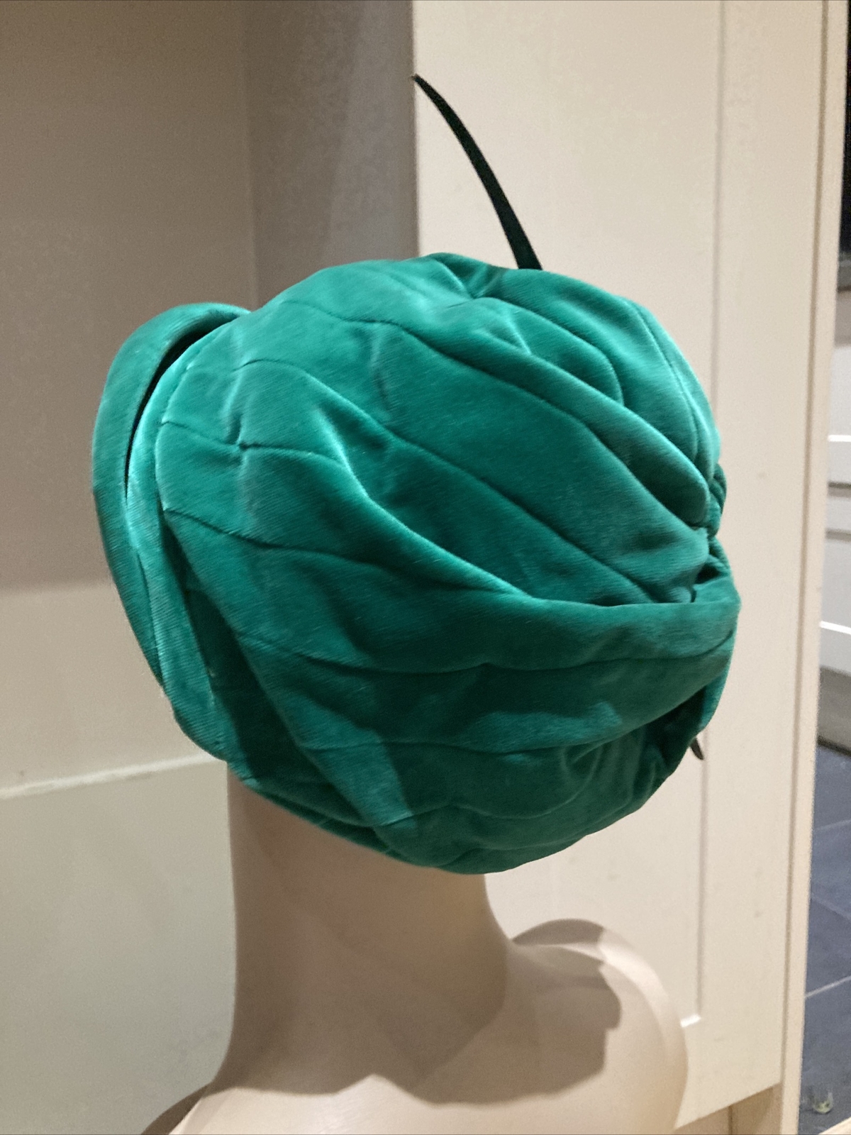 Emerald Green Velvet Vintage Hat with Black Feather Trim 8