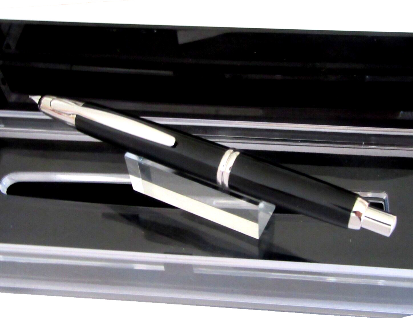 Stylo plume Capless Pilot rétractable en laque noire idéal pour la prise de notes au bureau