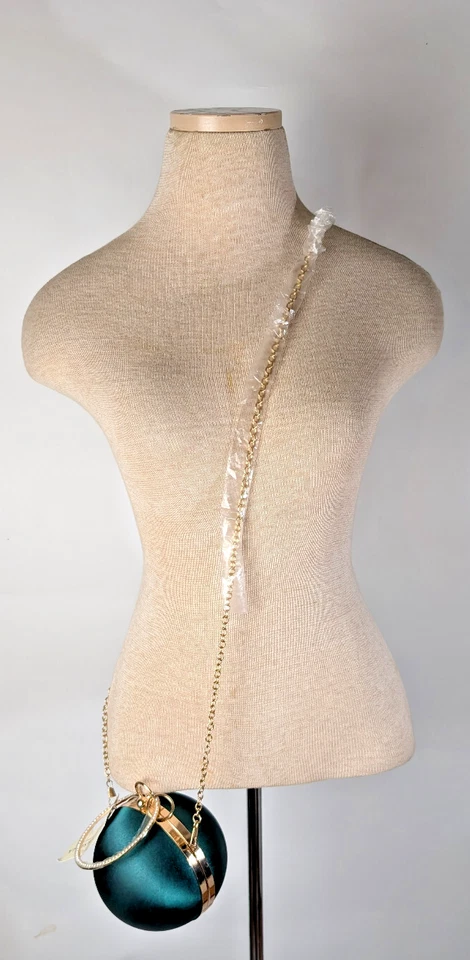 Cartera de hombro/cartera de mano Versona redonda verde satinado estrás nueva con etiquetas