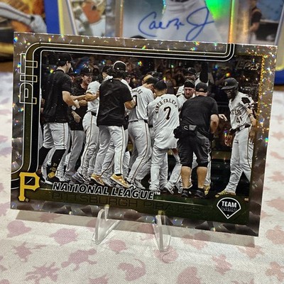 2025 Topps Crackle Foil Superbox Exclusive Pittsburgh Pirates Team Card #677