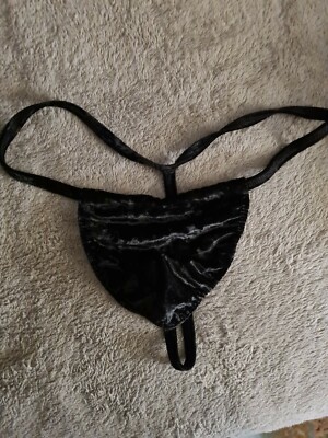 MANSTORE STRING MODEL.MICRO POUCH FARBE SCHWARZ HERVORGEHOBEN ENG ANLIEGENDE FORM GRÖSSE XL